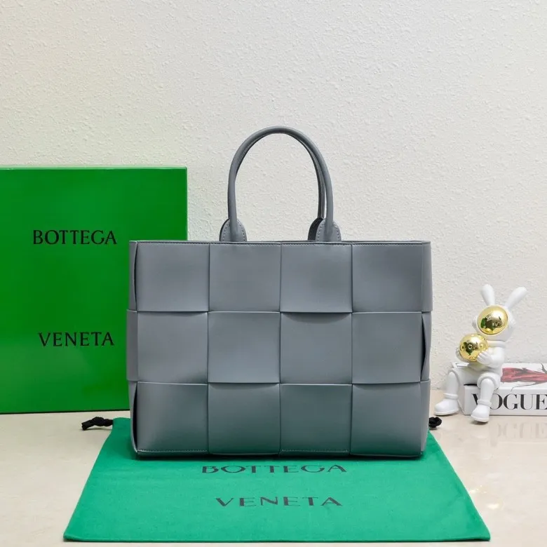 The batch of 2000 BV tote bag (small four compartments) has finally been shipped🔥🔥 The leather feels great! It's a very low-key bag. The more I look at it, the more I like it. I usually go out for rides and planes because I have a lot of stuff and need to carry a computer. Carrying a bag like this is all it takes. It comes with a small bag for storage, which is very convenient. Style number: 9898 Size: 38*10*28cm